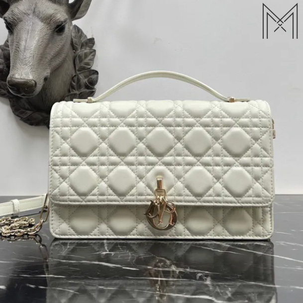 Học lỏm cách mở khoá túi Dior cực đơn giản cho từng loại 2026