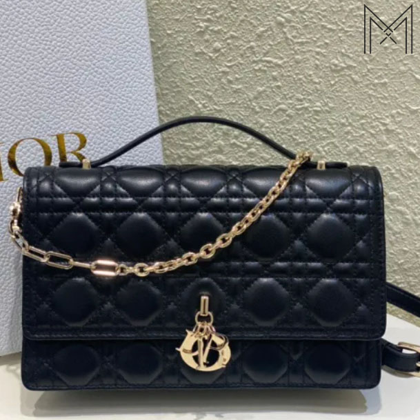 Học lỏm cách mở khoá túi Dior cực đơn giản cho từng loại 2026