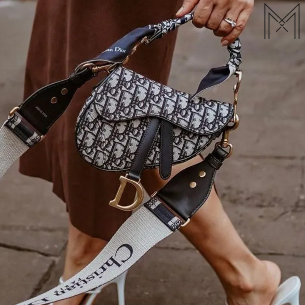 Học lỏm cách mở khoá túi Dior cực đơn giản cho từng loại 2026