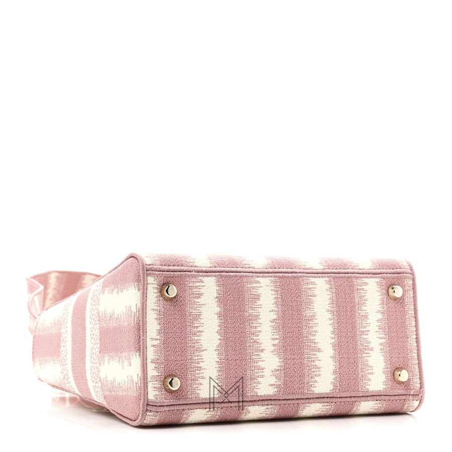 Túi Xách Đeo Chéo Dior D Lite Hồng Phối Kem Họa Tiết Thêu Toile de Jouy Vải Canvas Auth DR006 2026 Túi Xách Đeo Chéo Dior D Lite Hồng Phối Kem Họa Tiết Thêu Toile de Jouy Vải Canvas Auth DR006 2026