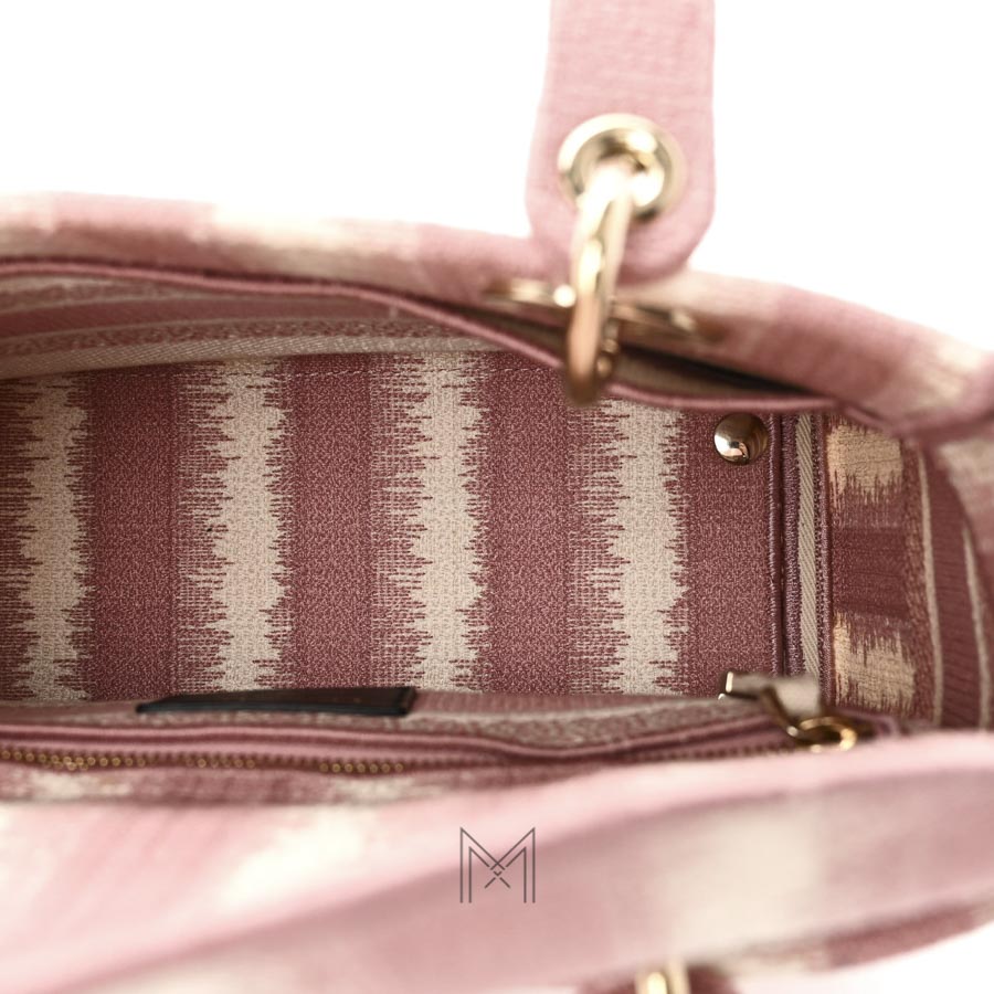 Túi Xách Đeo Chéo Dior D Lite Hồng Phối Kem Họa Tiết Thêu Toile de Jouy Vải Canvas Auth DR006 2026 Túi Xách Đeo Chéo Dior D Lite Hồng Phối Kem Họa Tiết Thêu Toile de Jouy Vải Canvas Auth DR006 2026