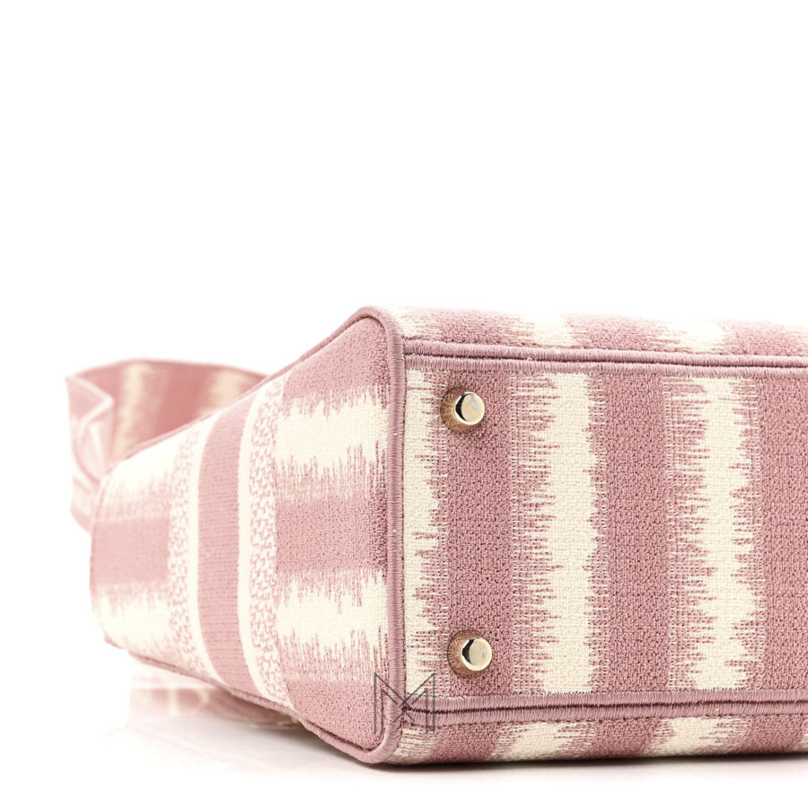 Túi Xách Đeo Chéo Dior D Lite Hồng Phối Kem Họa Tiết Thêu Toile de Jouy Vải Canvas Auth DR006 2026 Túi Xách Đeo Chéo Dior D Lite Hồng Phối Kem Họa Tiết Thêu Toile de Jouy Vải Canvas Auth DR006 2026