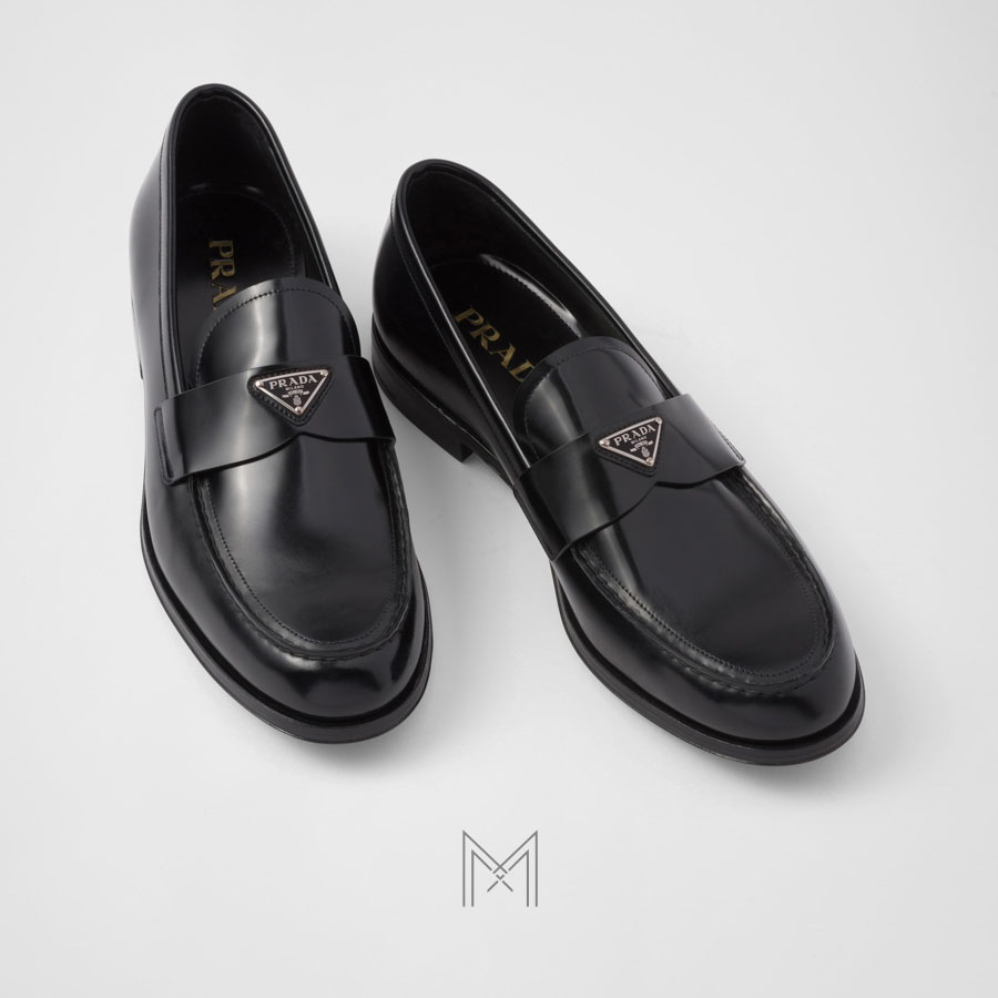Giày loafer Prada màu đen logo bạc chính hãng NGP001 2026 Giày loafer Prada màu đen logo bạc chính hãng NGP001 2026