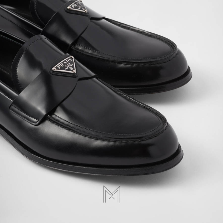 Giày loafer Prada màu đen logo bạc chính hãng NGP001 2026 Giày loafer Prada màu đen logo bạc chính hãng NGP001 2026