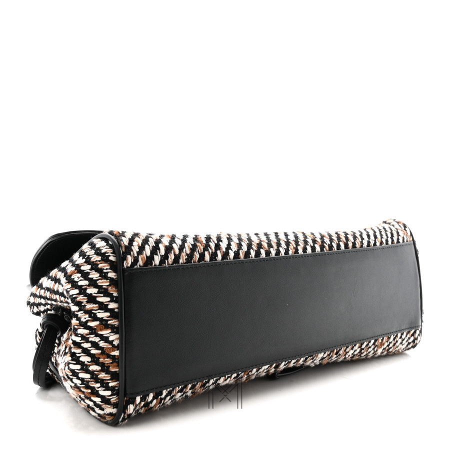 Túi Chanel kẹp nách Urban Essentials màu đen da bê phối vải tweed multi color chính hãng TCN23 2026 Túi Chanel kẹp nách Urban Essentials màu đen da bê phối vải tweed multi color chính hãng TCN23 2026
