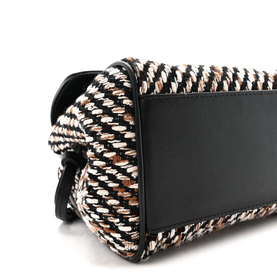 Túi Chanel kẹp nách Urban Essentials màu đen da bê phối vải tweed multi color chính hãng TCN23 2026 Túi Chanel kẹp nách Urban Essentials màu đen da bê phối vải tweed multi color chính hãng TCN23 2026