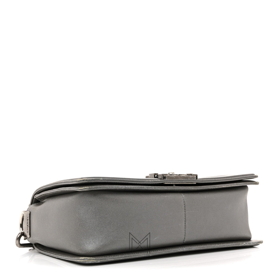 Túi Chanel màu xám Boy Flap cỡ trung da cừu chính hãng TCN21 2026 Túi Chanel màu xám Boy Flap cỡ trung da cừu chính hãng TCN21 2026