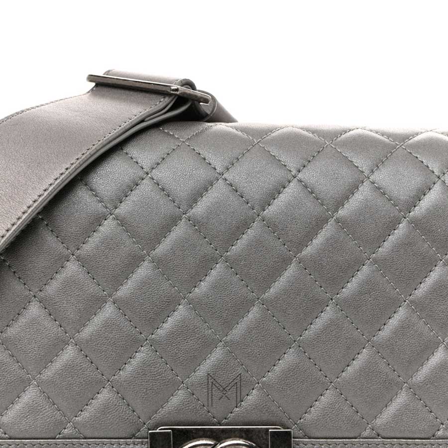 Túi Chanel màu xám Boy Flap cỡ trung da cừu chính hãng TCN21 2026 Túi Chanel màu xám Boy Flap cỡ trung da cừu chính hãng TCN21 2026