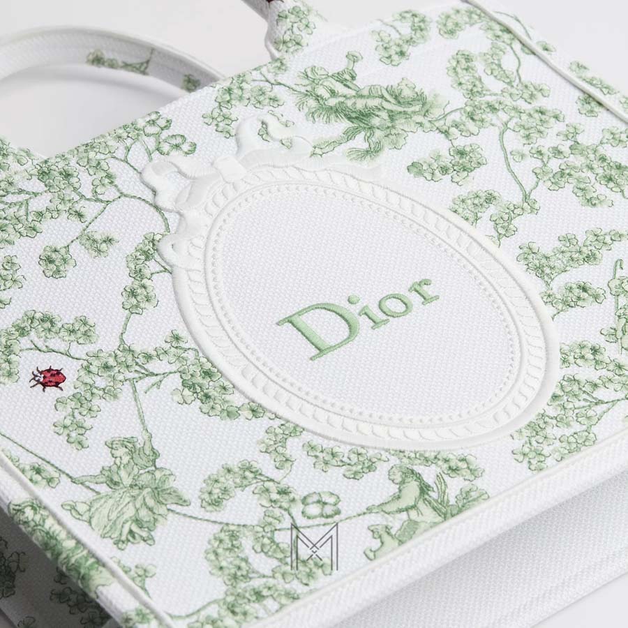 Túi Xách Dior Book Tote Trắng Thêu Họa Tiết Xanh Dây Bản To Authentic DR028 2026 Túi Xách Dior Book Tote Trắng Thêu Họa Tiết Xanh Dây Bản To Authentic DR028 2026
