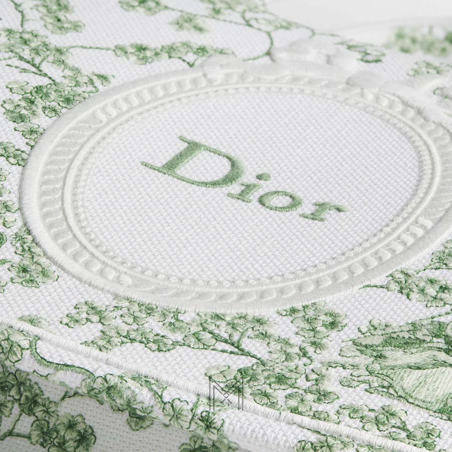 Túi Xách Dior Book Tote Trắng Thêu Họa Tiết Xanh Dây Bản To Authentic DR028 2026 Túi Xách Dior Book Tote Trắng Thêu Họa Tiết Xanh Dây Bản To Authentic DR028 2026