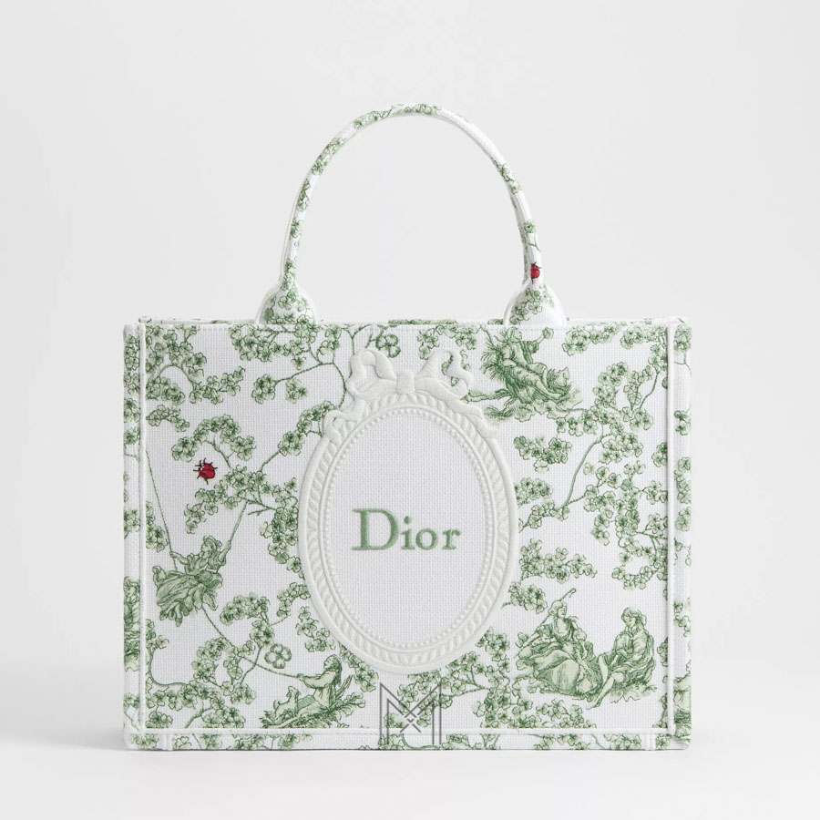 Túi Xách Dior Book Tote Trắng Thêu Họa Tiết Xanh Dây Bản To Authentic DR028 2026 Túi Xách Dior Book Tote Trắng Thêu Họa Tiết Xanh Dây Bản To Authentic DR028 2026