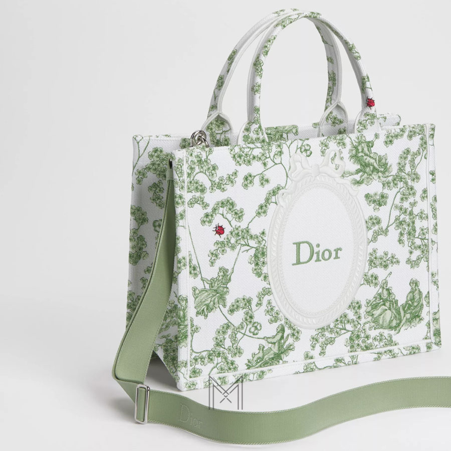 Túi Xách Dior Book Tote Trắng Thêu Họa Tiết Xanh Dây Bản To Authentic DR028 2026 Túi Xách Dior Book Tote Trắng Thêu Họa Tiết Xanh Dây Bản To Authentic DR028 2026