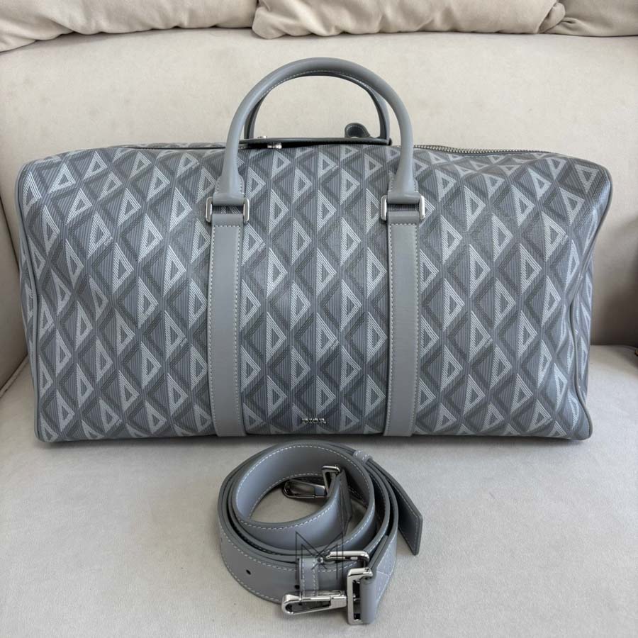 Túi Xách Dior Du Lịch Lingot 50 Màu Xám Họa Tiết CD Diamond DR035 2026 Túi Xách Dior Du Lịch Lingot 50 Màu Xám Họa Tiết CD Diamond DR035 2026