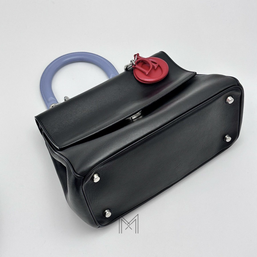 Túi Xách Đeo Chéo Dior Hồ Ngọc Hà Đen Da Bê Phối Đỏ Auth TR037 2026 Túi Xách Đeo Chéo Dior Hồ Ngọc Hà Đen Da Bê Phối Đỏ Auth TR037 2026