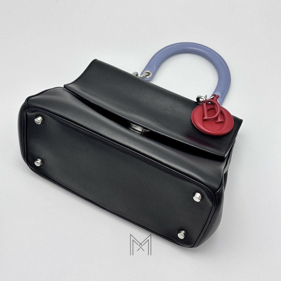 Túi Xách Đeo Chéo Dior Hồ Ngọc Hà Đen Da Bê Phối Đỏ Auth TR037 2026 Túi Xách Đeo Chéo Dior Hồ Ngọc Hà Đen Da Bê Phối Đỏ Auth TR037 2026