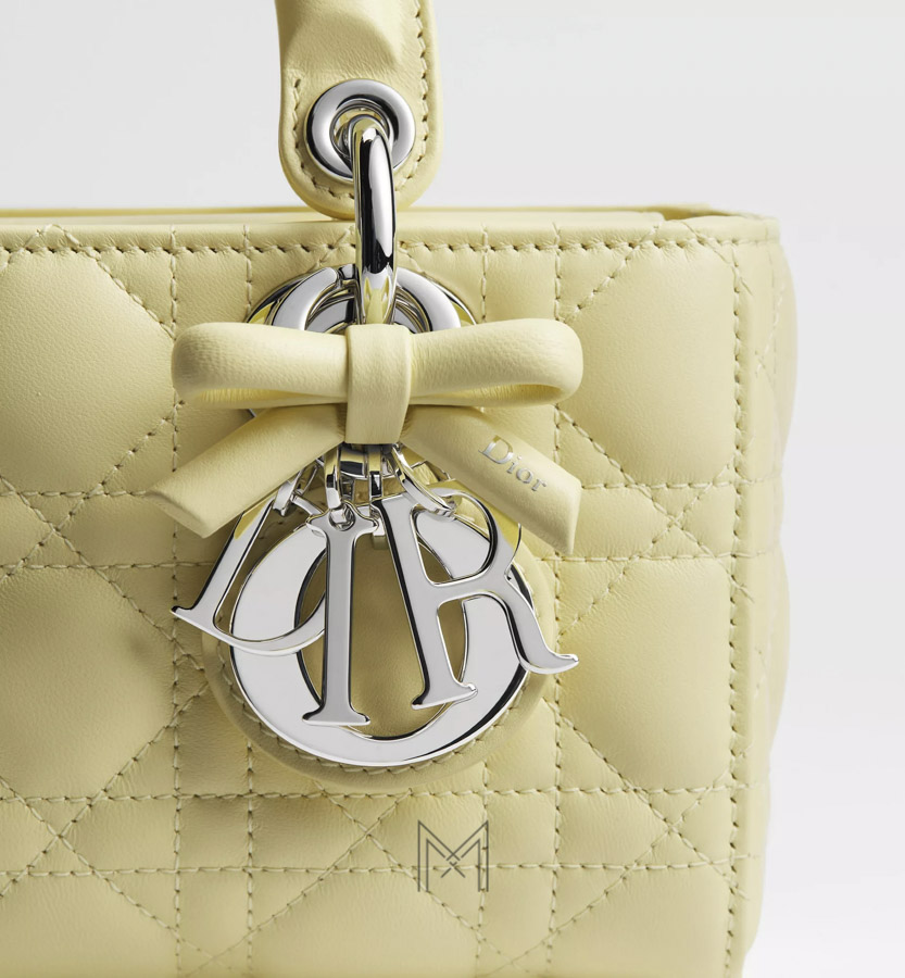 Túi Xách Đeo Chéo Dior Lady Vàng Da Bê Treo Móc Khóa Nơ Cao Cấp TR048 2026 Túi Xách Đeo Chéo Dior Lady Vàng Da Bê Treo Móc Khóa Nơ Cao Cấp TR048 2026
