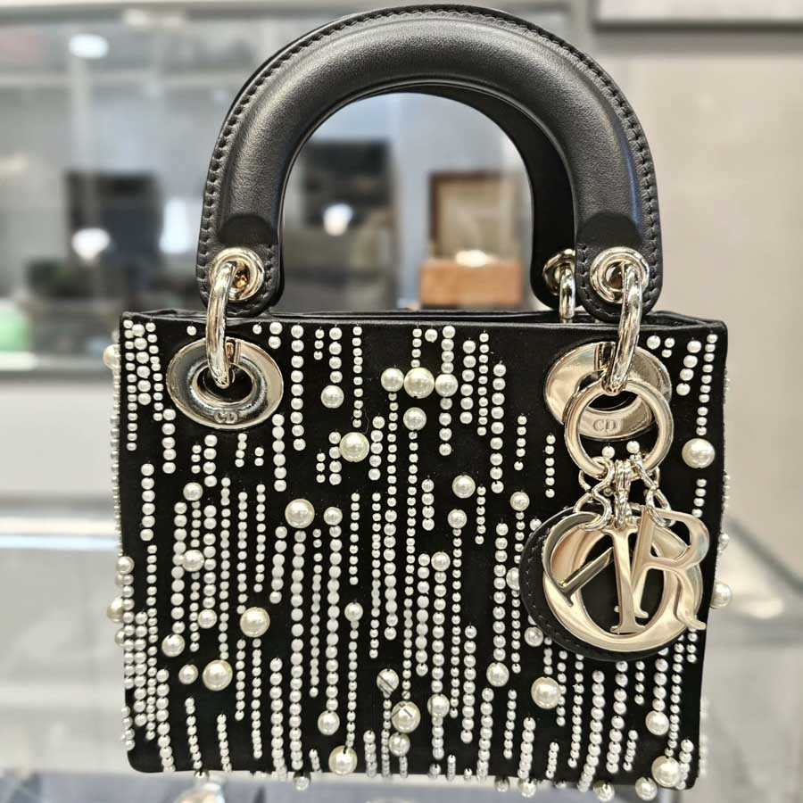 Túi Xách Lady Dior Đen Đính Ngọc Trai Hàng Hiệu Authentic DR053 2026 Túi Xách Lady Dior Đen Đính Ngọc Trai Hàng Hiệu Authentic DR053 2026