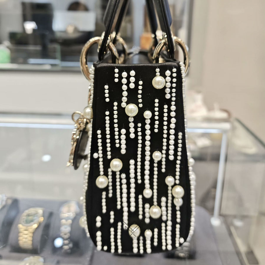 Túi Xách Lady Dior Đen Đính Ngọc Trai Hàng Hiệu Authentic DR053 2026 Túi Xách Lady Dior Đen Đính Ngọc Trai Hàng Hiệu Authentic DR053 2026