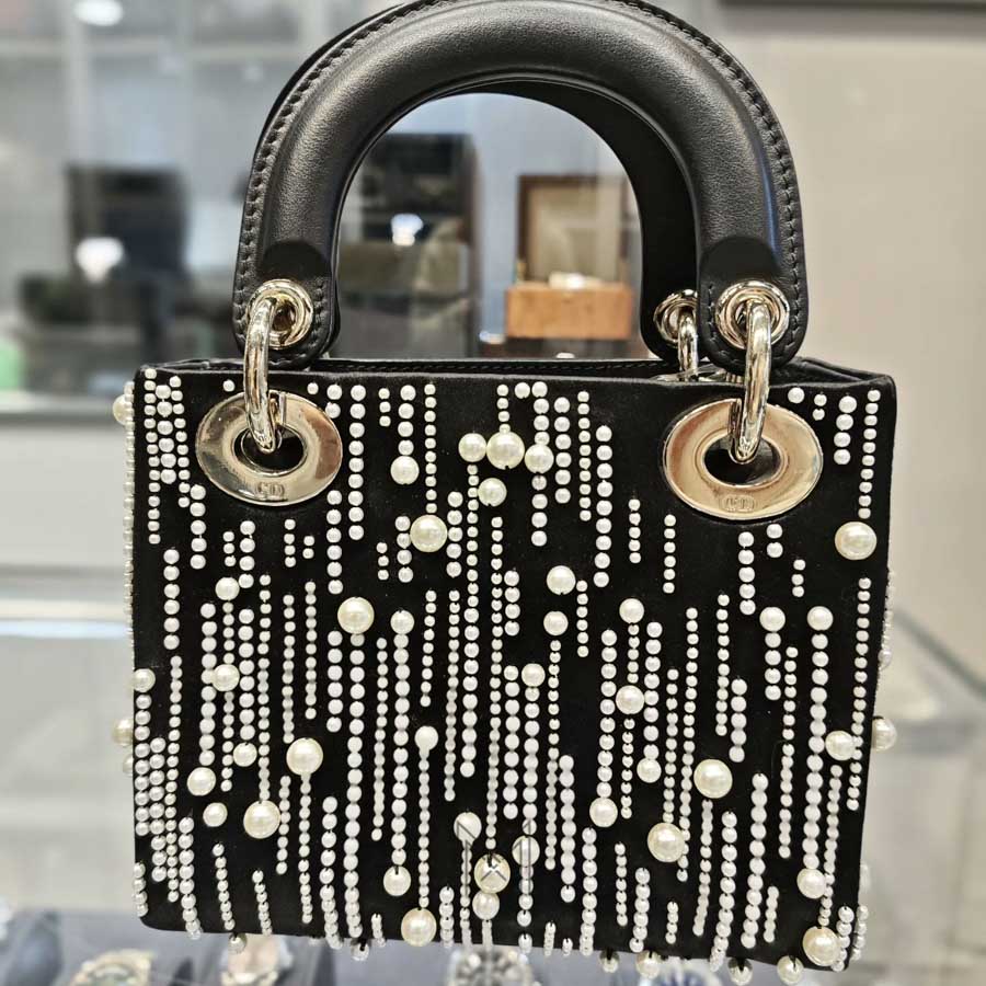Túi Xách Lady Dior Đen Đính Ngọc Trai Hàng Hiệu Authentic DR053 2026 Túi Xách Lady Dior Đen Đính Ngọc Trai Hàng Hiệu Authentic DR053 2026