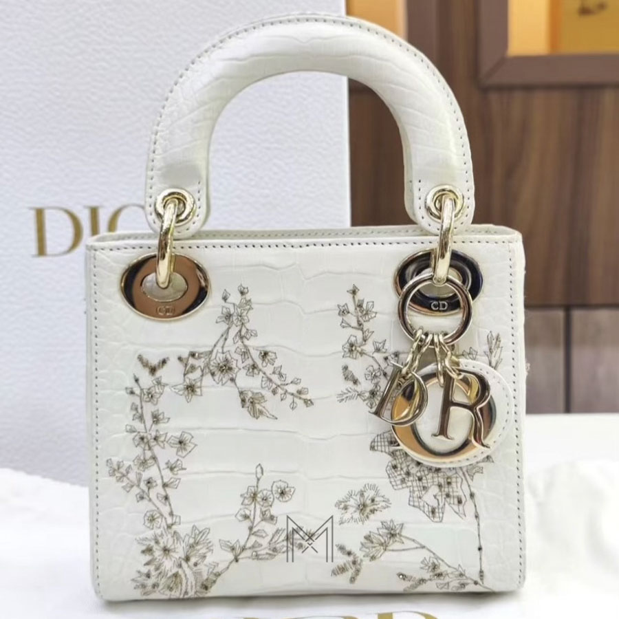 Túi Xách Đeo Chéo Dior Trắng Họa Tiết Phiên Bản Giới Hạn Luxury DR055 2026 Túi Xách Đeo Chéo Dior Trắng Họa Tiết Phiên Bản Giới Hạn Luxury DR055 2026