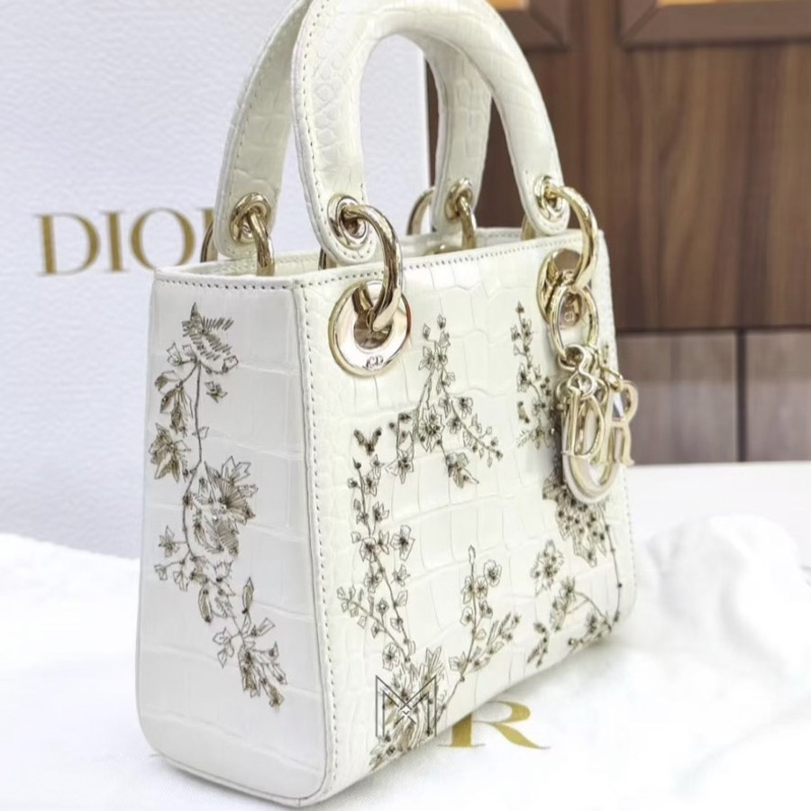 Túi Xách Đeo Chéo Dior Trắng Họa Tiết Phiên Bản Giới Hạn Luxury DR055 2026 Túi Xách Đeo Chéo Dior Trắng Họa Tiết Phiên Bản Giới Hạn Luxury DR055 2026