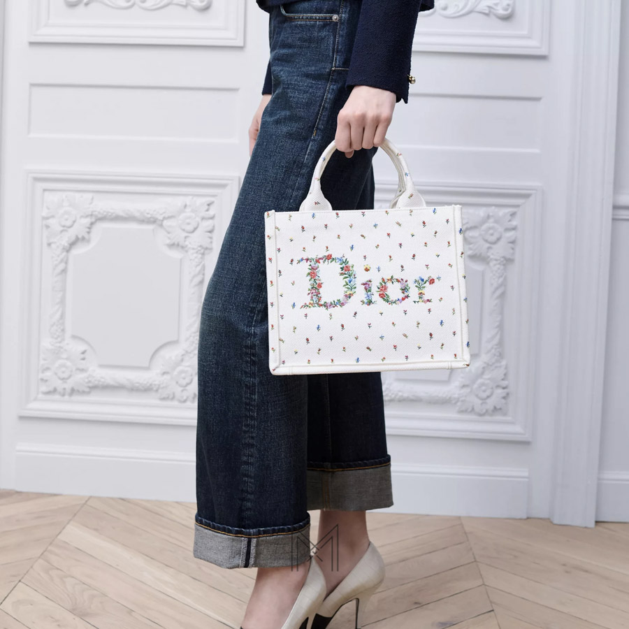 Túi Xách Nữ Hàng Hiệu Dior Trắng Thêu Hoa Nhí Chính Hãng DR058 2026 Túi Xách Nữ Hàng Hiệu Dior Trắng Thêu Hoa Nhí Chính Hãng DR058 2026