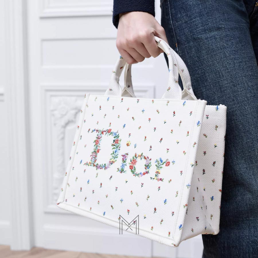 Túi Xách Nữ Hàng Hiệu Dior Trắng Thêu Hoa Nhí Chính Hãng DR058 2026 Túi Xách Nữ Hàng Hiệu Dior Trắng Thêu Hoa Nhí Chính Hãng DR058 2026