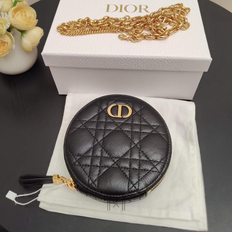Túi Đeo Chéo Nữ Dior Dáng Tròn Màu Đen Mini Da Bê Chính Hãng DR061 2026 Túi Đeo Chéo Nữ Dior Dáng Tròn Màu Đen Mini Da Bê Chính Hãng DR061 2026