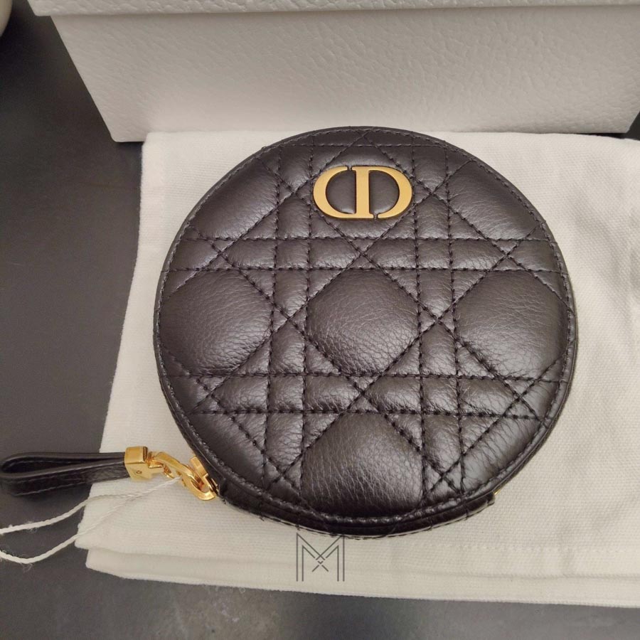 Túi Đeo Chéo Nữ Dior Dáng Tròn Màu Đen Mini Da Bê Chính Hãng DR061 2026 Túi Đeo Chéo Nữ Dior Dáng Tròn Màu Đen Mini Da Bê Chính Hãng DR061 2026