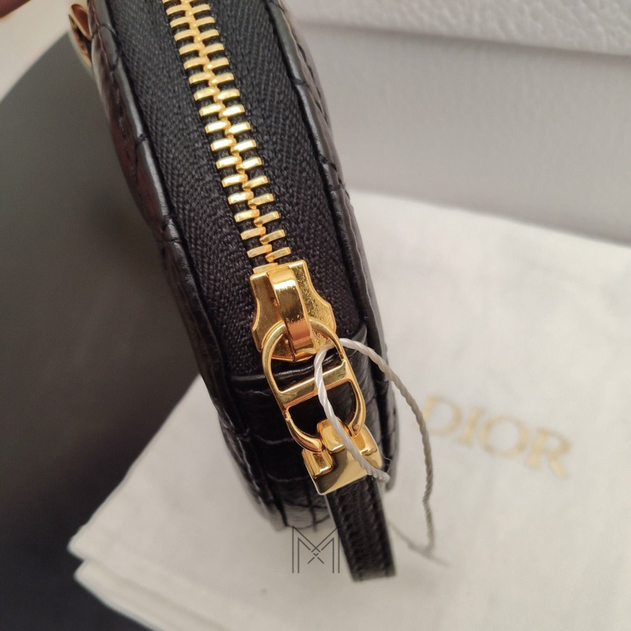 Túi Đeo Chéo Nữ Dior Dáng Tròn Màu Đen Mini Da Bê Chính Hãng DR061 2026 Túi Đeo Chéo Nữ Dior Dáng Tròn Màu Đen Mini Da Bê Chính Hãng DR061 2026