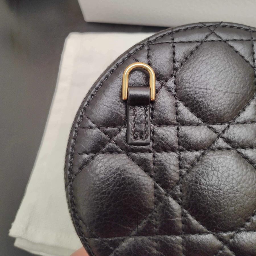 Túi Đeo Chéo Nữ Dior Dáng Tròn Màu Đen Mini Da Bê Chính Hãng DR061 2026 Túi Đeo Chéo Nữ Dior Dáng Tròn Màu Đen Mini Da Bê Chính Hãng DR061 2026
