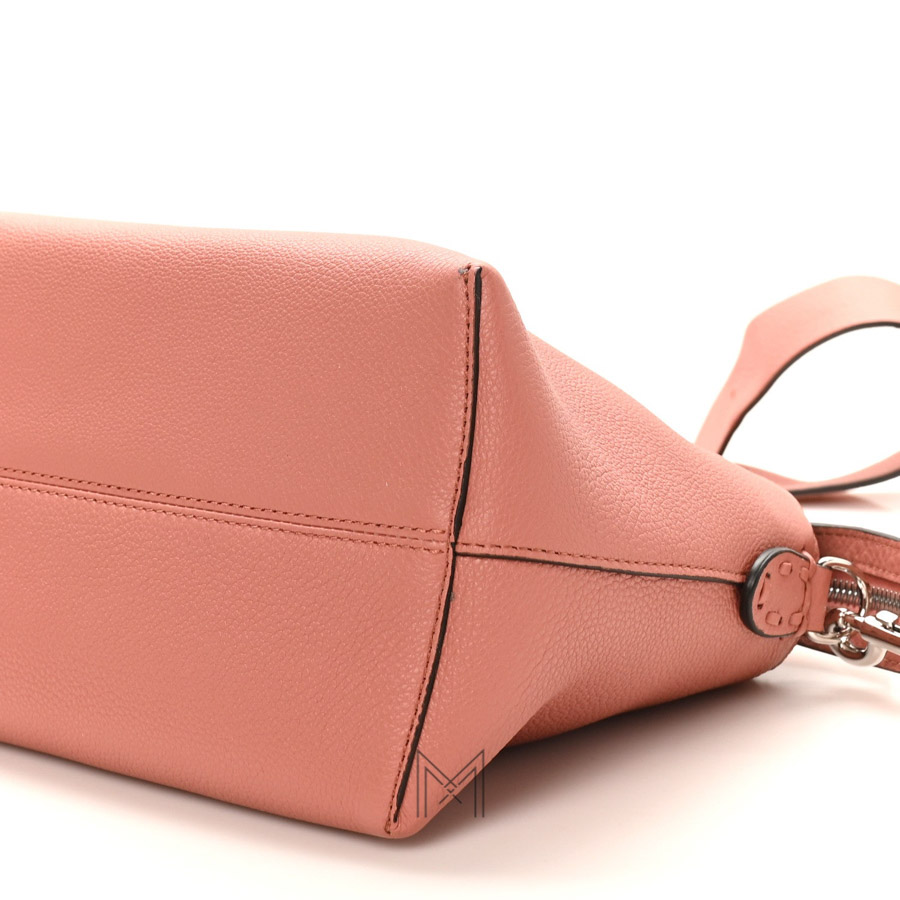 Túi đeo chéo Fendi hồng Cuoio Romano Selleria Medium da bê chính hãng TFD2 2026 Túi đeo chéo Fendi hồng Cuoio Romano Selleria Medium da bê chính hãng TFD2 2026