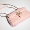 Túi Gucci dây xích màu hồng pastel chính hãng NTG032 2026 Túi Gucci dây xích màu hồng pastel chính hãng NTG032 2026