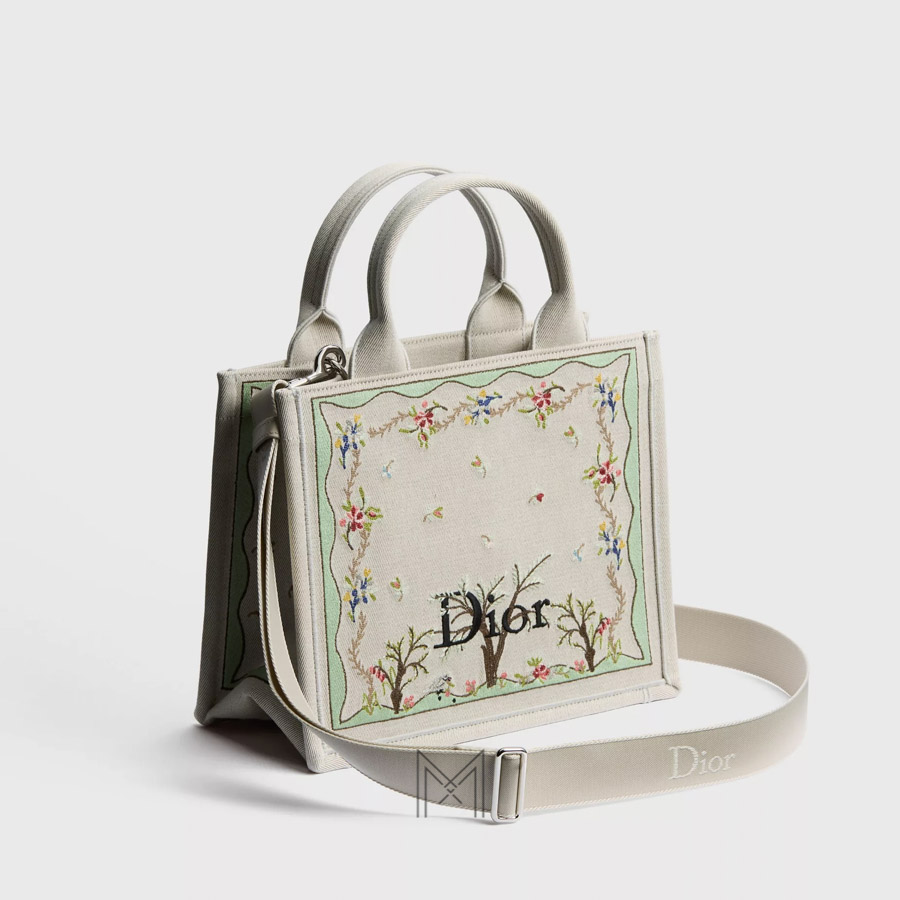 Túi Xách Đeo Chéo Dior Book Tote Thêu Họa Tiết Hoa & Cây Chính Hãng DR069 2026 Túi Xách Đeo Chéo Dior Book Tote Thêu Họa Tiết Hoa & Cây Chính Hãng DR069 2026