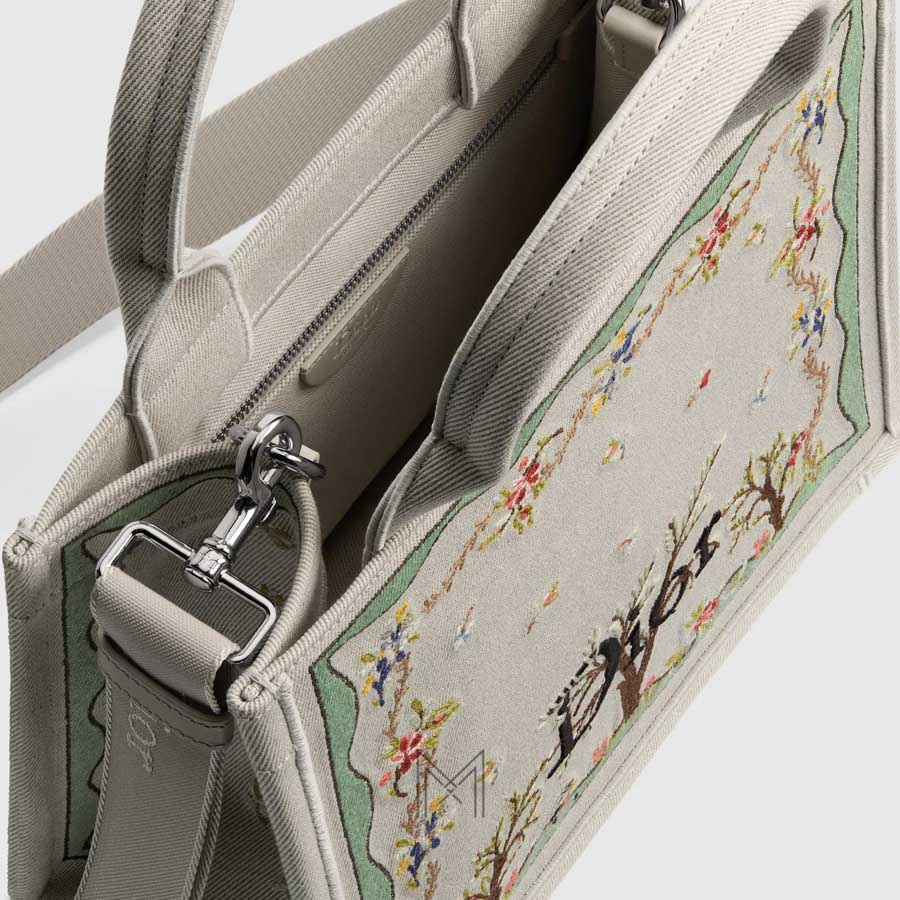 Túi Xách Đeo Chéo Dior Book Tote Thêu Họa Tiết Hoa & Cây Chính Hãng DR069 2026 Túi Xách Đeo Chéo Dior Book Tote Thêu Họa Tiết Hoa & Cây Chính Hãng DR069 2026