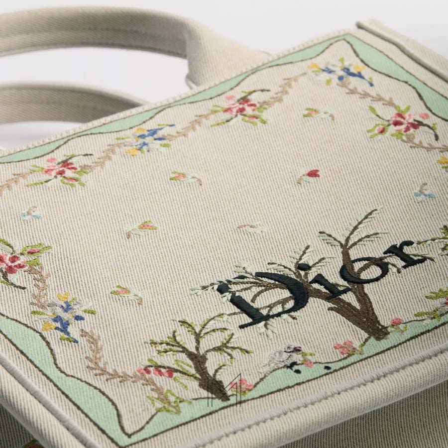 Túi Xách Đeo Chéo Dior Book Tote Thêu Họa Tiết Hoa & Cây Chính Hãng DR069 2026 Túi Xách Đeo Chéo Dior Book Tote Thêu Họa Tiết Hoa & Cây Chính Hãng DR069 2026