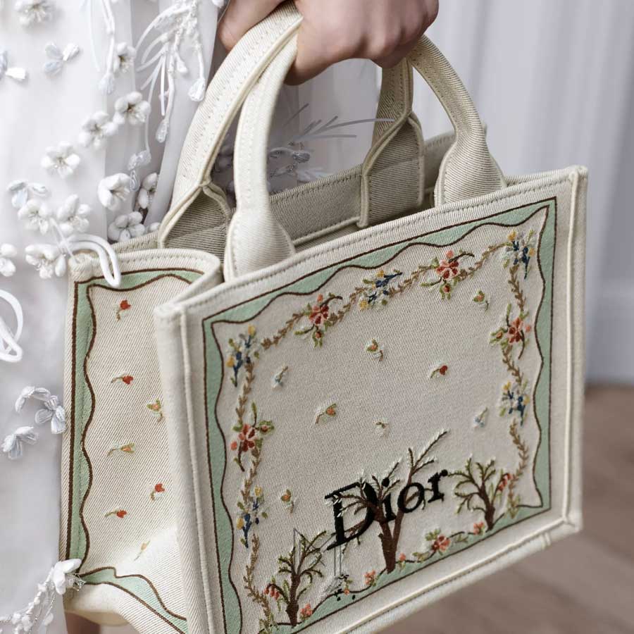Túi Xách Đeo Chéo Dior Book Tote Thêu Họa Tiết Hoa & Cây Chính Hãng DR069 2026 Túi Xách Đeo Chéo Dior Book Tote Thêu Họa Tiết Hoa & Cây Chính Hãng DR069 2026