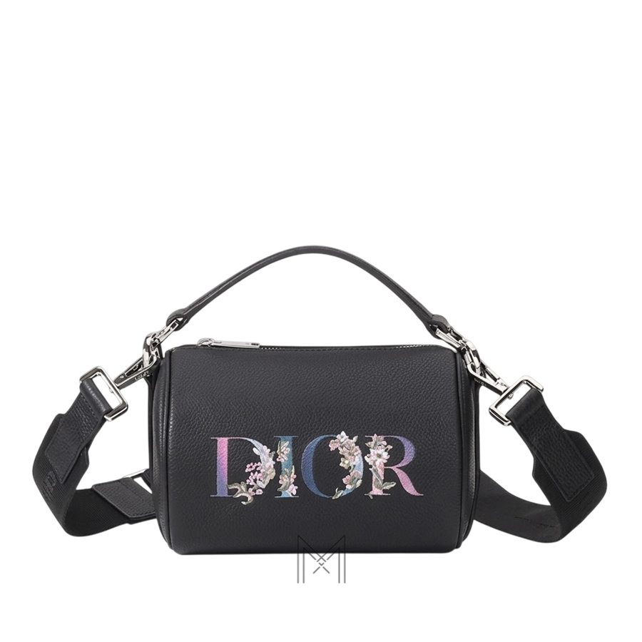 Túi Xách Đeo Chéo Dior Dáng Trống Đen Da Bê Sần Logo Thêu Hoa Chính Hãng DR070 2026 Túi Xách Đeo Chéo Dior Dáng Trống Đen Da Bê Sần Logo Thêu Hoa Chính Hãng DR070 2026