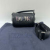 Túi Xách Đeo Chéo Dior Dáng Trống Đen Da Bê Sần Logo Thêu Hoa Chính Hãng DR070 2026