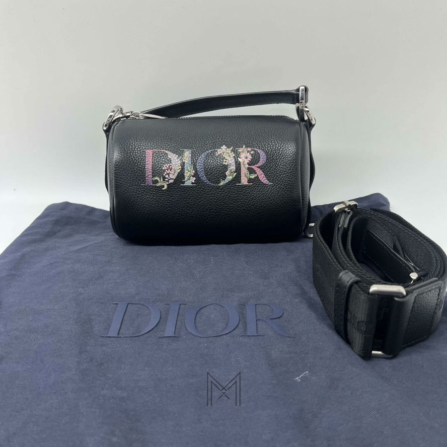 Túi Xách Đeo Chéo Dior Dáng Trống Đen Da Bê Sần Logo Thêu Hoa Chính Hãng DR070 2026 Túi Xách Đeo Chéo Dior Dáng Trống Đen Da Bê Sần Logo Thêu Hoa Chính Hãng DR070 2026