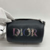 Túi Xách Đeo Chéo Dior Dáng Trống Đen Da Bê Sần Logo Thêu Hoa Chính Hãng DR070 2026