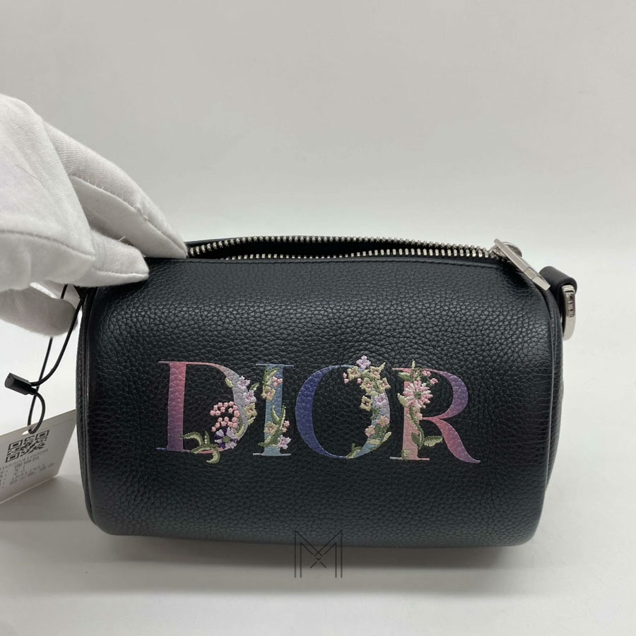Túi Xách Đeo Chéo Dior Dáng Trống Đen Da Bê Sần Logo Thêu Hoa Chính Hãng DR070 2026 Túi Xách Đeo Chéo Dior Dáng Trống Đen Da Bê Sần Logo Thêu Hoa Chính Hãng DR070 2026