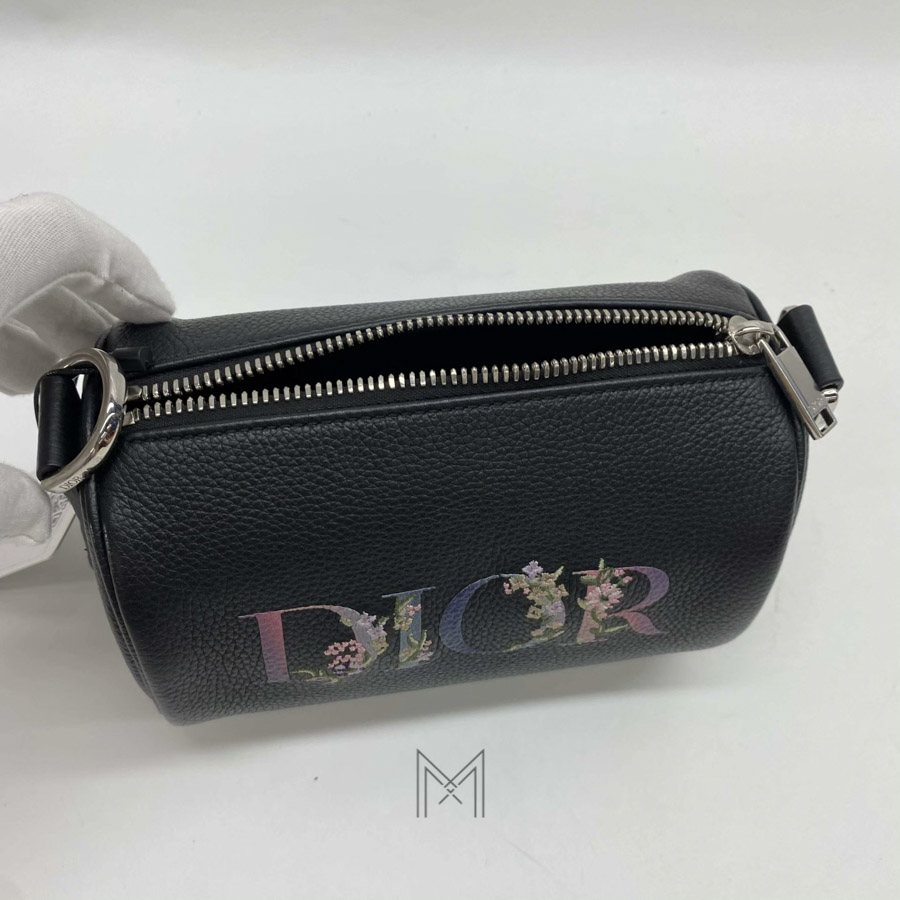 Túi Xách Đeo Chéo Dior Dáng Trống Đen Da Bê Sần Logo Thêu Hoa Chính Hãng DR070 2026 Túi Xách Đeo Chéo Dior Dáng Trống Đen Da Bê Sần Logo Thêu Hoa Chính Hãng DR070 2026
