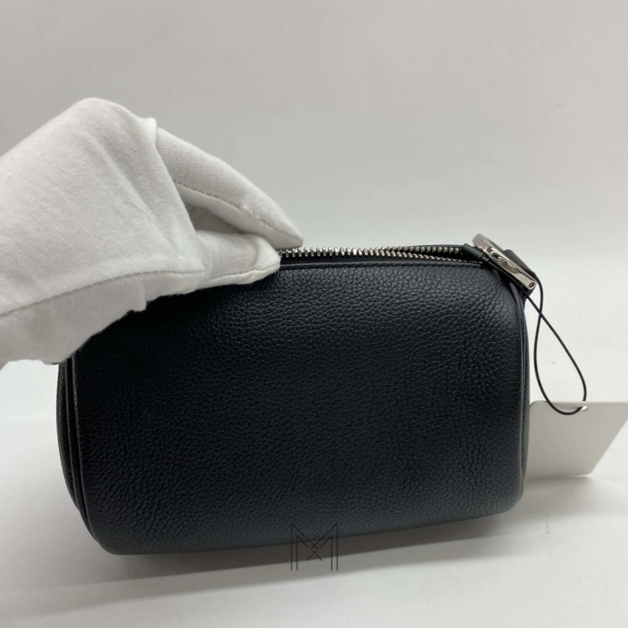 Túi Xách Đeo Chéo Dior Dáng Trống Đen Da Bê Sần Logo Thêu Hoa Chính Hãng DR070 2026 Túi Xách Đeo Chéo Dior Dáng Trống Đen Da Bê Sần Logo Thêu Hoa Chính Hãng DR070 2026