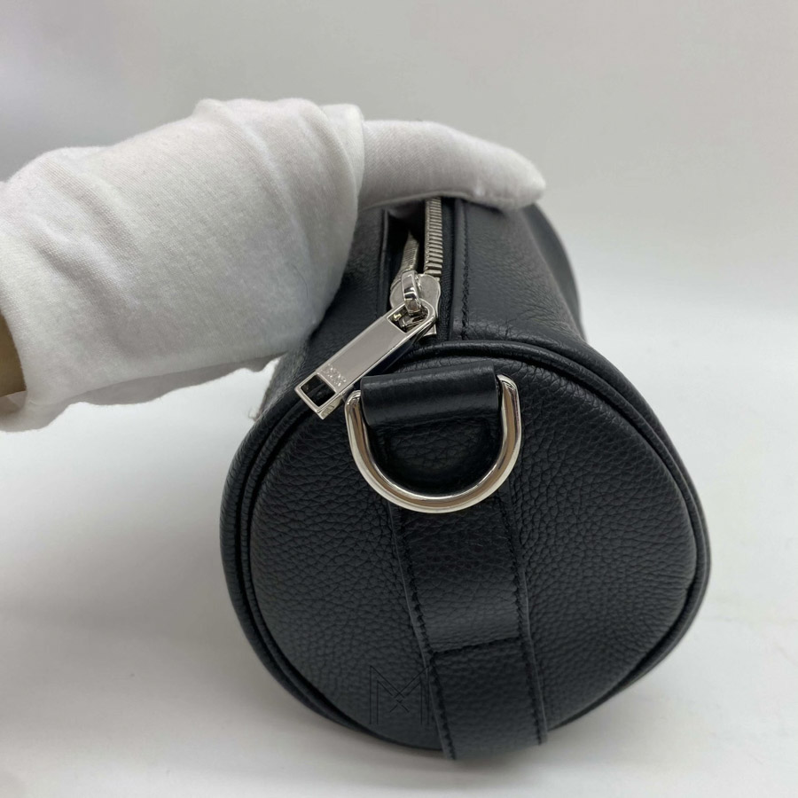 Túi Xách Đeo Chéo Dior Dáng Trống Đen Da Bê Sần Logo Thêu Hoa Chính Hãng DR070 2026 Túi Xách Đeo Chéo Dior Dáng Trống Đen Da Bê Sần Logo Thêu Hoa Chính Hãng DR070 2026