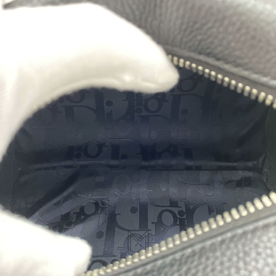 Túi Xách Đeo Chéo Dior Dáng Trống Đen Da Bê Sần Logo Thêu Hoa Chính Hãng DR070 2026 Túi Xách Đeo Chéo Dior Dáng Trống Đen Da Bê Sần Logo Thêu Hoa Chính Hãng DR070 2026