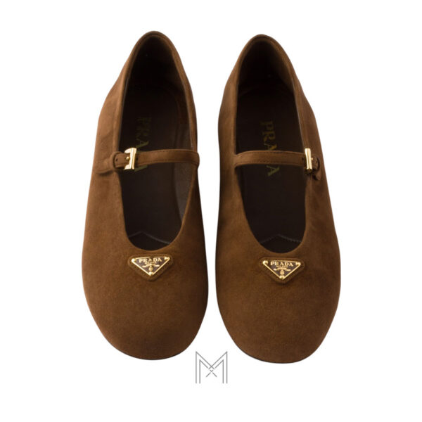 Giày búp bê Prada da lộn màu nâu logo vàng chính hãng MHNP097