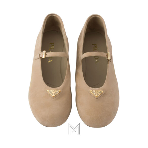 Giày búp bê Prada da lộn màu be logo vàng chính hãng MHNP098
