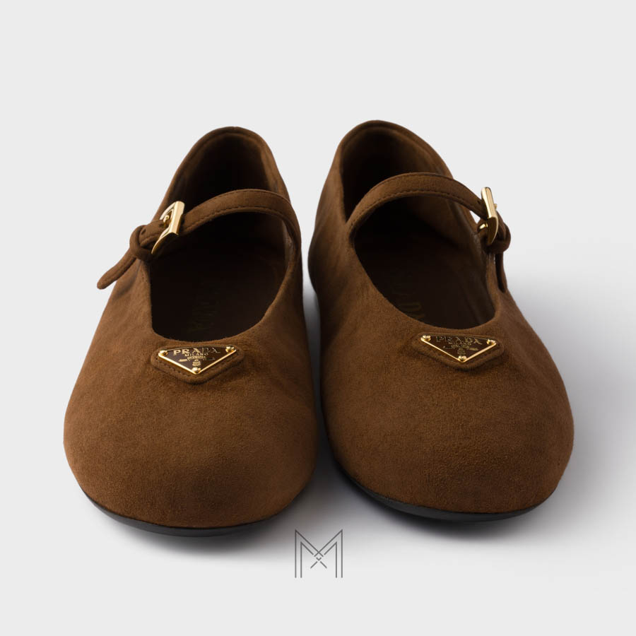 Giày búp bê Prada da lộn màu nâu logo vàng chính hãng MHNP097 2026 Giày búp bê Prada da lộn màu nâu logo vàng chính hãng MHNP097 2026