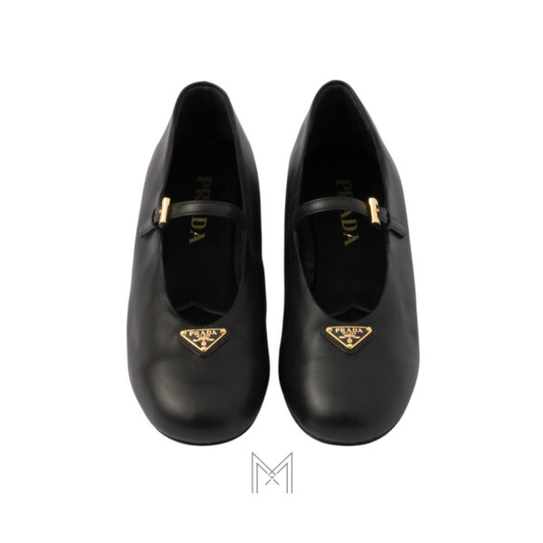 Giày búp bê Prada màu đen logo vàng chính hãng MHNP102